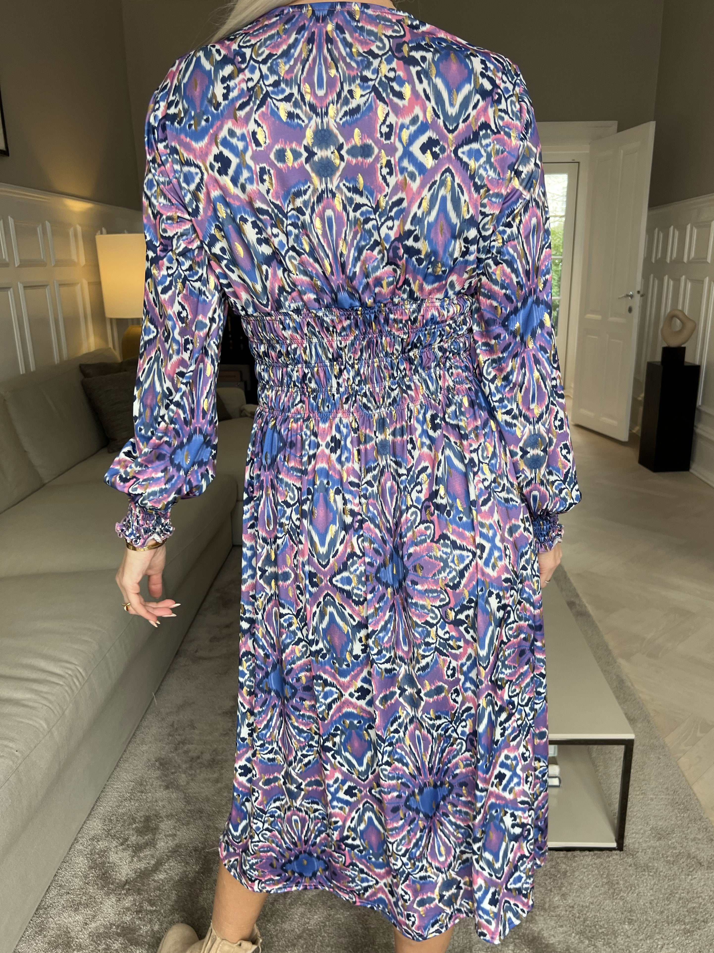 Pams Peacock Midi L/S - Elastisk mønstret kjole i krølfrit stof